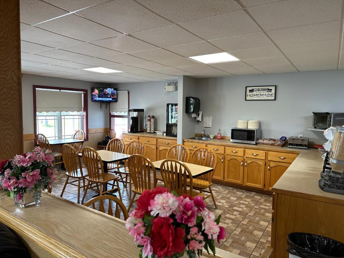 Travellers Inn Fredericton Nb Waasis Exterior photo