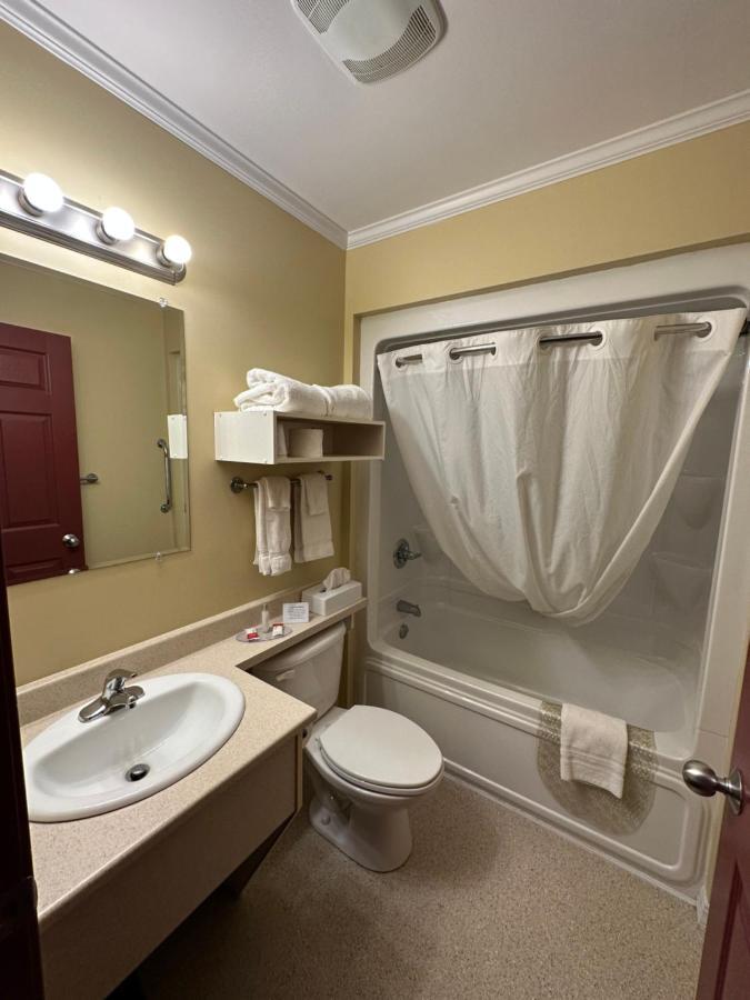 Travellers Inn Fredericton Nb Waasis Exterior photo